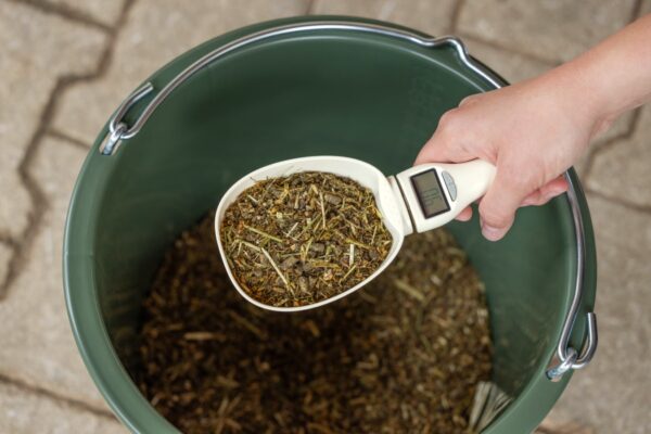 308716 Voerschep met digitale weegschaal